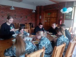 obóz w Kiekrzu- kadeci podczas posiłku