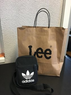 torba papierowa z napisem LEE oraz saszetka z napisem adidas
