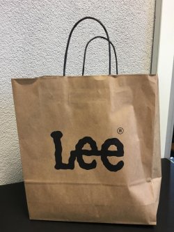 torba papierowa z napisem LEE