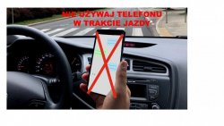 widok deski rozdzielczej pojazdu oraz przekreślony telefon komórkowy oznaczający zakaz rozmowy podczas jazdy