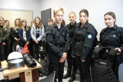 uczniowie klas mundurowych podczas spotkania na jednostce Policji_1