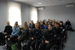 uczniowie klas mundurowych podczas spotkania na jednostce Policji_9