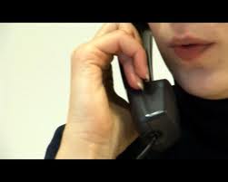 osoba rozmawiająca przez telefon