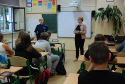 spotkanie z dziećmi ze Szkoły Podstawowej w Gościejewicach na temat narkotyków i dopalaczy
