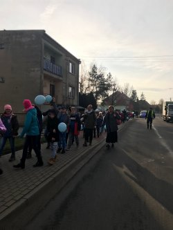 dzieci w czasie pochodu ulicami Zielonej Wsi
