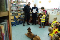 spotkanie policjantów podczas działań Ferie 2020 - policjant z psem