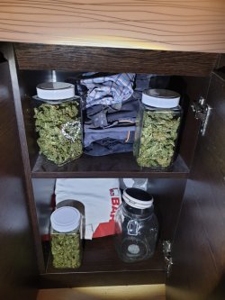 narkotyki marihuana w słoikach w szafce w domu sprawcy