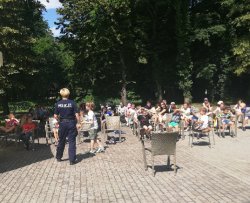 policjanci na spotkaniu z dziećmi na placu w Pałacu
