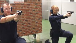 policjanci podczas szkolenia strzeleckiego