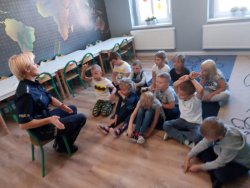 policjant na spotkaniu z przedszkolakami