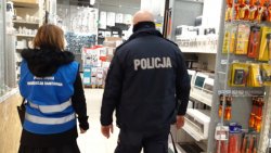 policjanci i pracownicy sanepidu kontrolują miejsca robienia zakupów