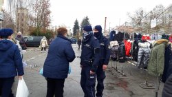 policjanci i pracownicy sanepidu kontrolują miejsca robienia zakupów 2