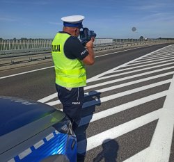 policjant dokonujący pomiaru prędkości