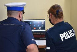 Policjantka i policjant Wydziału Ruchu Drogowego siedzą przed komputerem