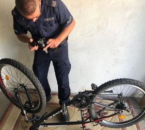 policjant wykonuje zdjęcie roweru