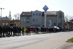 happening ulicami Rawicza przez młodzieży z lokalnych szkół podczas inauguracji nowego programu &quot;Narkotyki dopalacze zabijają&quot; #2