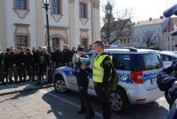 happening ulicami Rawicza przez młodzieży z lokalnych szkół podczas inauguracji nowego programu &quot;Narkotyki dopalacze zabijają&quot; #4