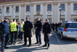 happening ulicami Rawicza przez młodzieży z lokalnych szkół podczas inauguracji nowego programu &quot;Narkotyki dopalacze zabijają&quot; #6