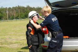 Policjanci na Dzień Dziecka pokazują wyposażenie  1