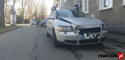 kolizja drogowa peugeota z volvo - rozbity przód volvo