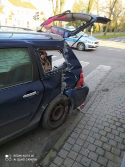 kolizja drogowa peugeota z volvo - rozbity bok peugeota