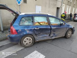 kolizja drogowa peugeota z volvo - rozbity bok peugeota