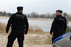 policjanci podczas kontrolowania miejsc objętych zakazem