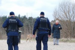 policjanci podczas kontrolowania miejsc objętych zakazem 1