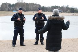 policjanci podczas kontrolowania miejsc objętych zakazem 2