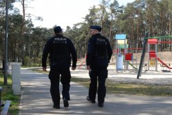 policjanci podczas kontrolowania miejsc objętych zakazem