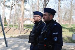 policjanci podczas kontrolowania miejsc objętych zakazem