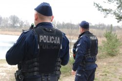 policjanci podczas kontrolowania miejsc objętych zakazem