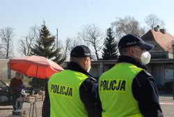 policjanci kontrolują targowisko