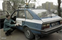 policjant  z radiowozem Polonez FSO
