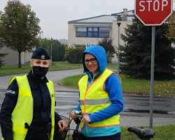 policjanci rozdają kamizelki odblaskowe pieszym i rowerzystą 3