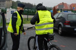 policjanci rozdają kamizelki odblaskowe pieszym i rowerzystą2