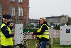 policjanci rozdają kamizelki odblaskowe pieszym i rowerzystą 4