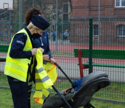 policjanci rozdają kamizelki odblaskowe pieszym i rowerzystą 9