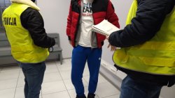 policjanci aresztujący mężczyznę  uprawiającego marihuanę