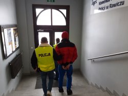 policjanci aresztujący mężczyznę  uprawiającego marihuanę
