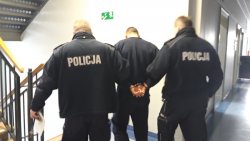 policjanci doprowadzający sprawcę