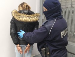 policjantka przeszukuje złodziejkę