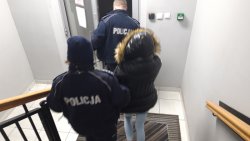 złodziejka doprowadzana przez policjantów