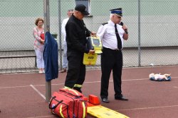 strażacy prezentują defibrylator AED
