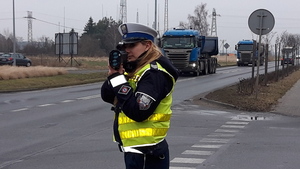 policjantka dokonuje pomiaru prędkości