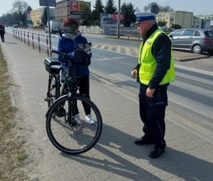 policjant ruchu drogowego i rowerzysta