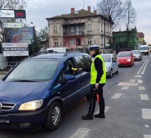 policjantka ruchu drogowego bada trzeźwość kierowców