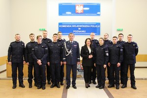 nowo przyjęci policjanci podczas ceremonii ślubowania z Komendantem KWP Poznań i Komendantem KPP Rawicz foto nr 3