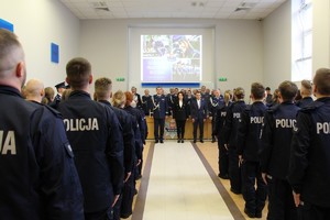 nowo przyjęci policjanci podczas ceremonii ślubowania z Komendantem KWP Poznań i Komendantem KPP Rawicz foto nr 3