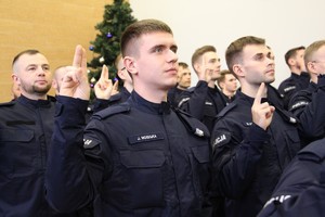 nowo przyjęci policjanci podczas ceremonii ślubowania foto nr 2